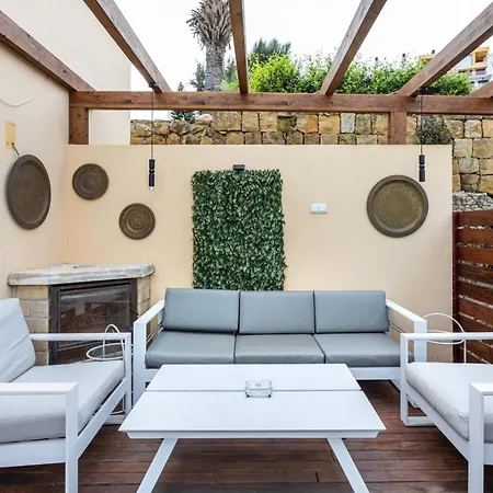 Luxury 3 Beds Inside וילה